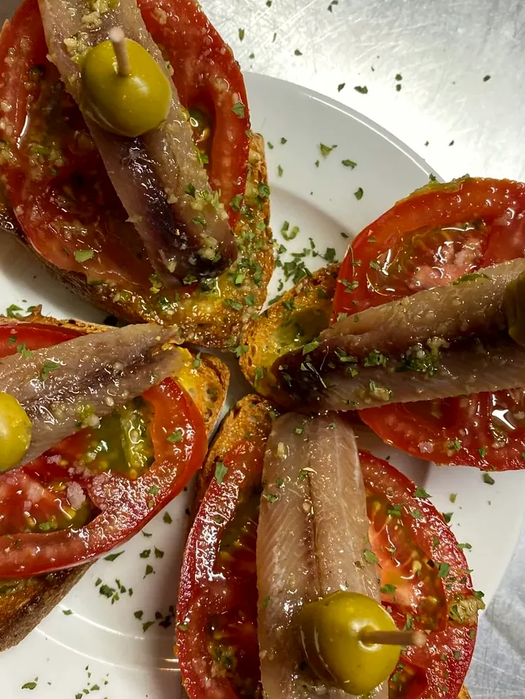 Tostas de anchoa y tomate en estrella