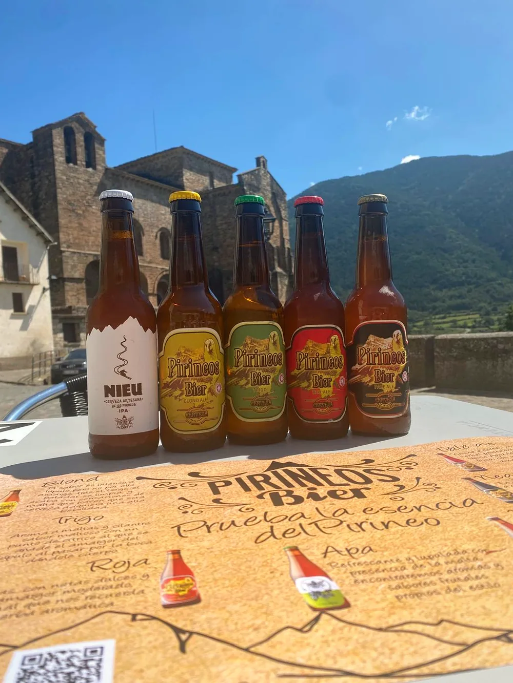 Cervezas Pirineos Bier con el monasterio de Siresa de fondo
