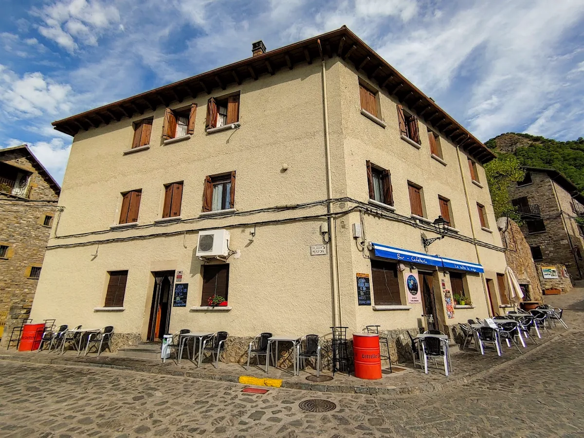 Fachada del edificio de Lo Salto La Vieja en la Plaza Mayor de Siresa, con la terraza