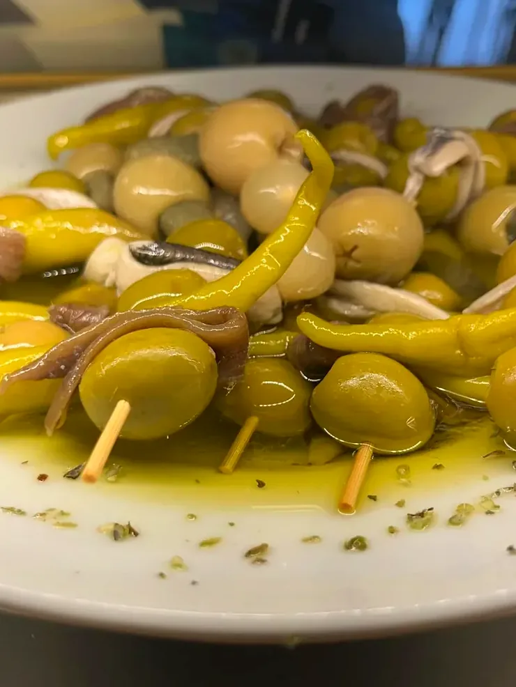 Banderillas de aceituna, anchoa y guindilla