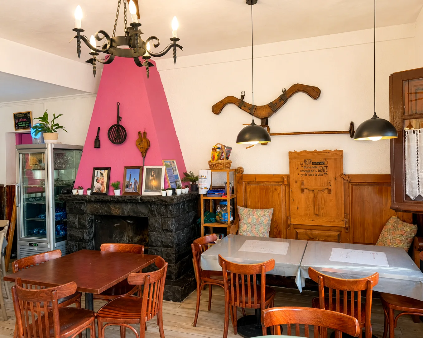 Comedor de Lo Salto La Vieja, con mesas de madera y decoración rústica