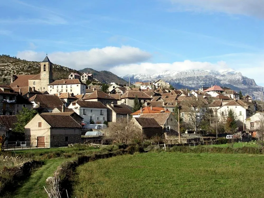 Siresa al pie de las montañas del Pirineo