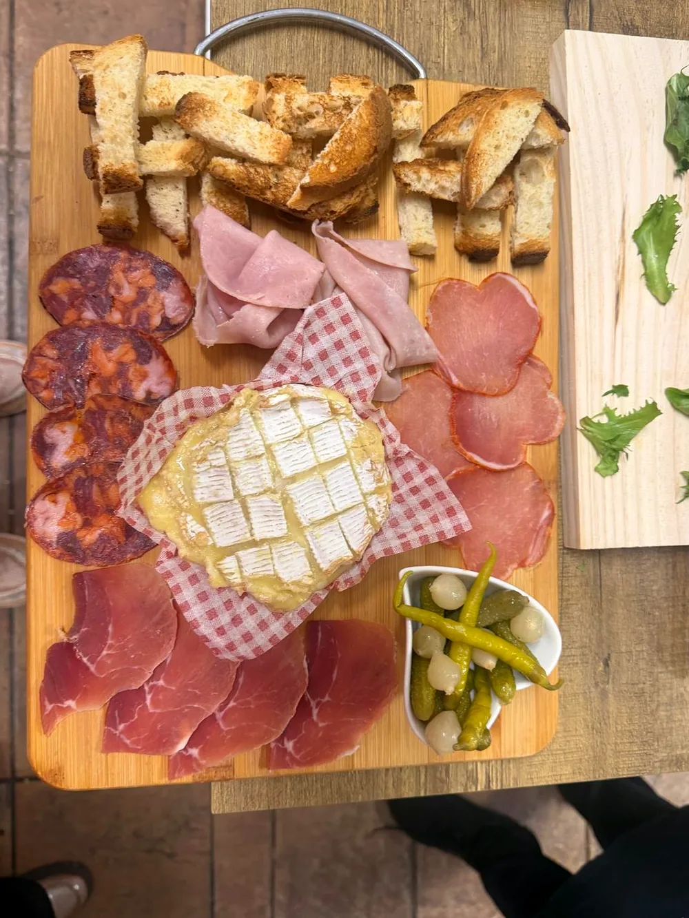 Tabla con camembert al horno, embutidos y encurtidos