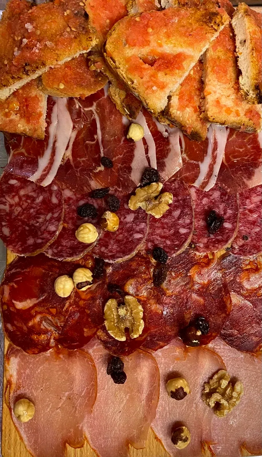 Tabla de embutidos, quesos y frutos secos