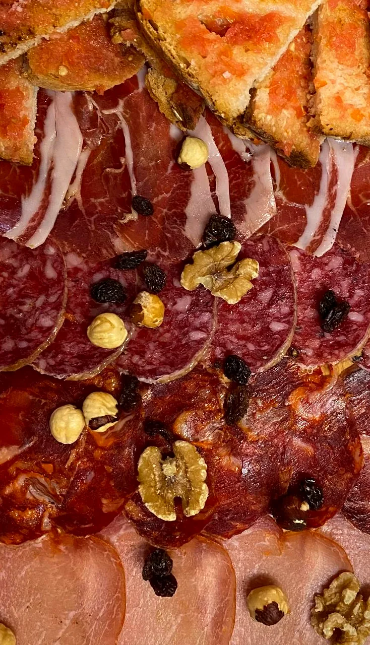 Tabla de embutidos y frutos secos del Pirineo