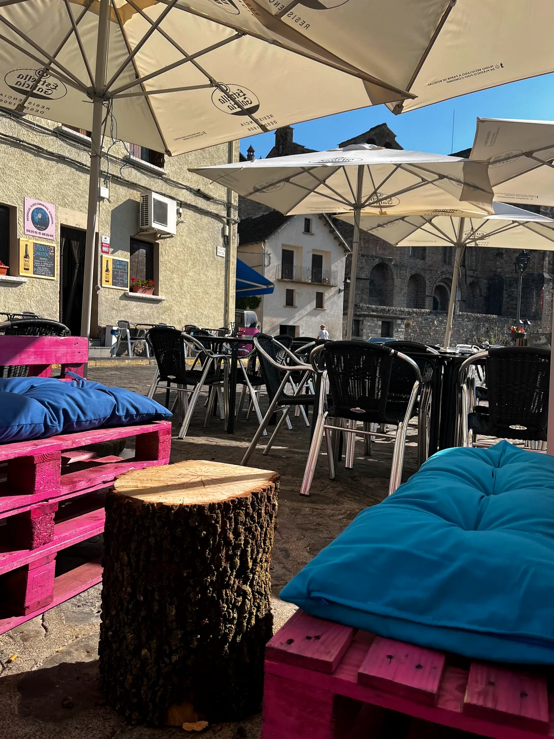 Terraza de Lo Salto La Vieja con cojines de colores en la plaza